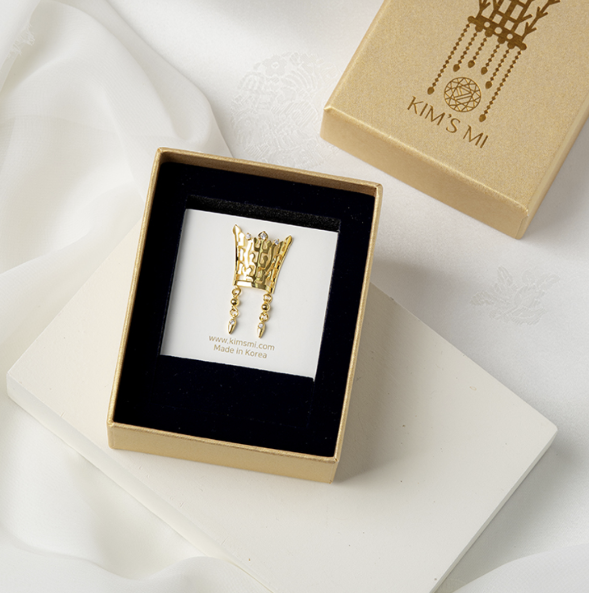 Korean Crafts Collection - Golden Crown badge 18K